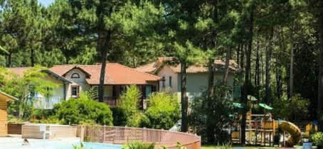 Maisonnette de plain-pied dans une résidence au milieu des pins, vue golf. 