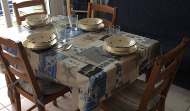 résidence-bleu-marine-table